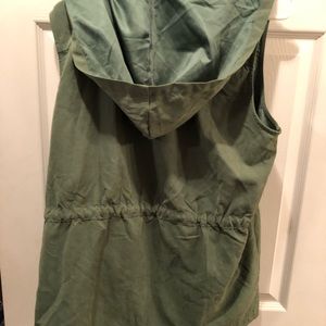 Hooded cargo green vest